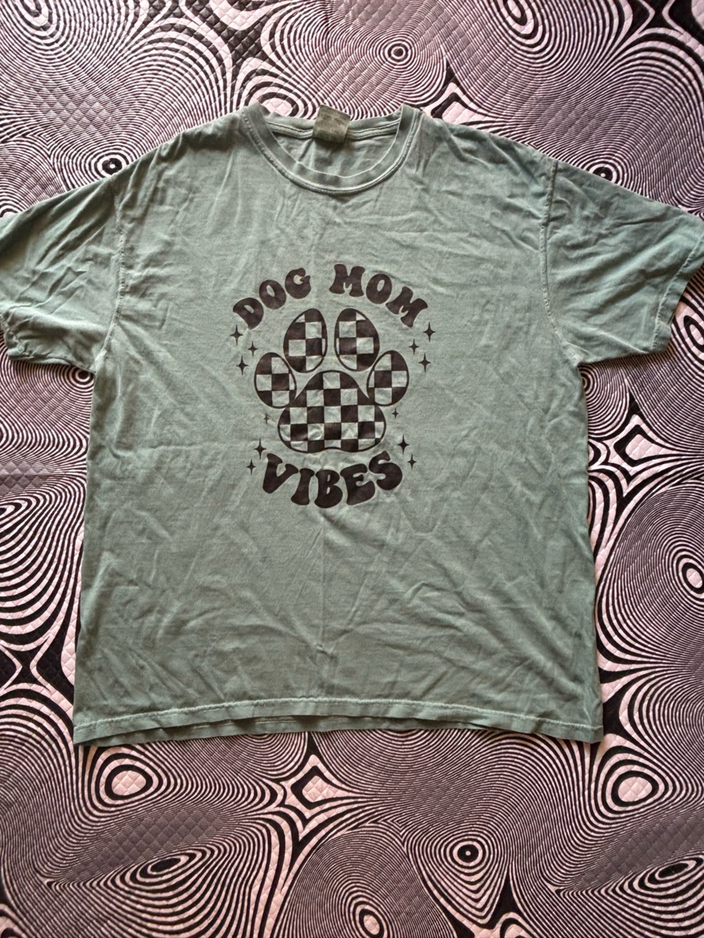 Green "Dog Mom Vibes" Short Sleeve Tee